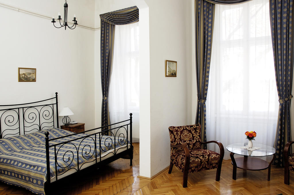 Image #3 - Maroon & Moss Residence - Budapest