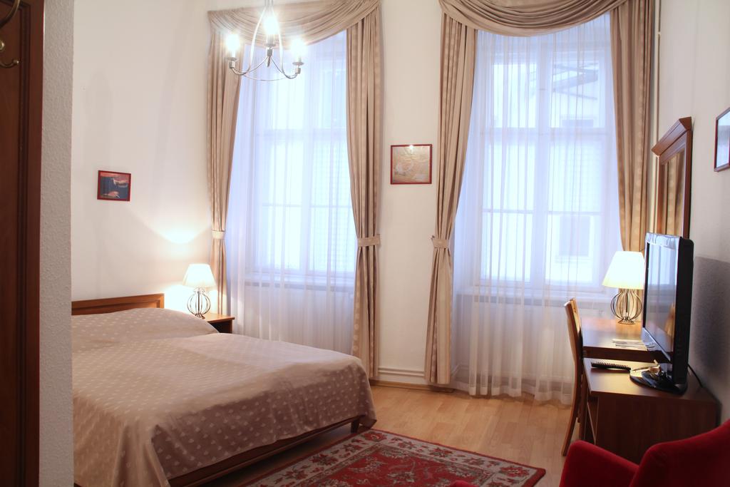 Image #25 - Maroon & Moss Residence - Budapest