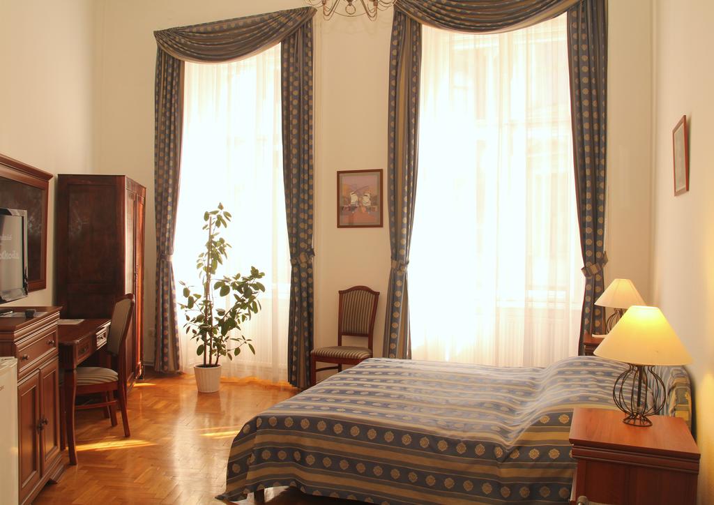 Image #27 - Maroon & Moss Residence - Budapest