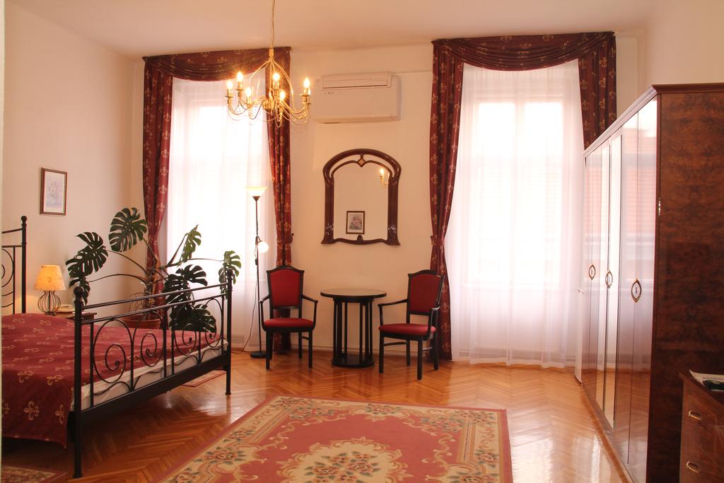 Image #30 - Maroon & Moss Residence - Budapest